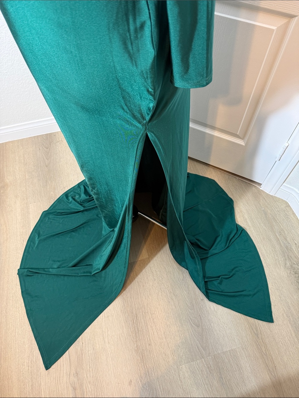 Elegant Deep Green Long-Sleeve Holiday Evening Gown - Picture 3 of 6